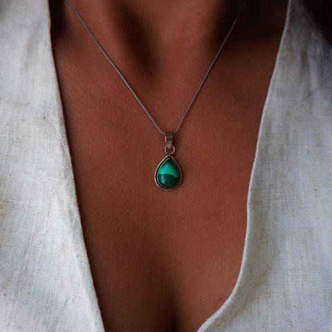 Le pendentif qui permet de prendre sa place dans ce monde | Malachite | Argent 925pendentifUneViePlusSaine